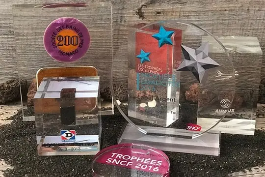 Trophées en plexiglas et inclusion d’objets